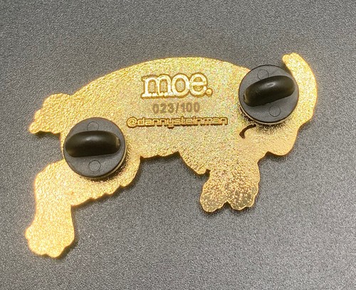 MOE x Danny Steinman Pin Daddy Billy Cabra Pin Variante /100 - Imagen 2 de 2