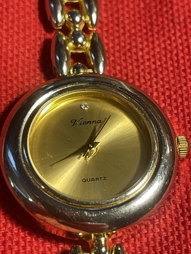 Vintage Women's Vienna Quartz Dress Watch/Bracelet Needs New Battery - Picture 5 of 11