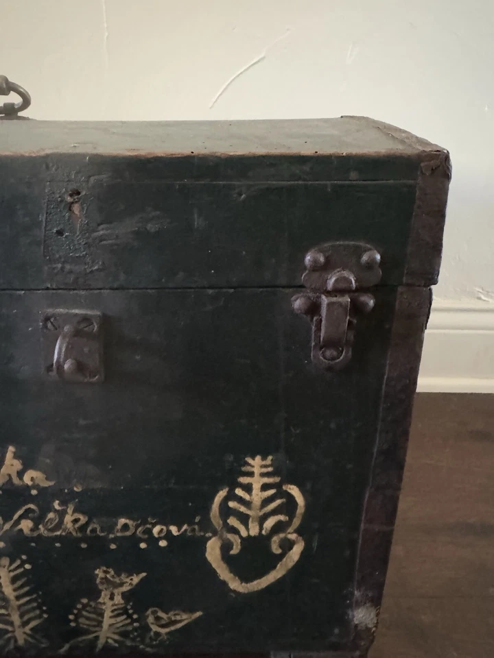 Baúl o manta antiguo pintado a mano Foto 2 de 4