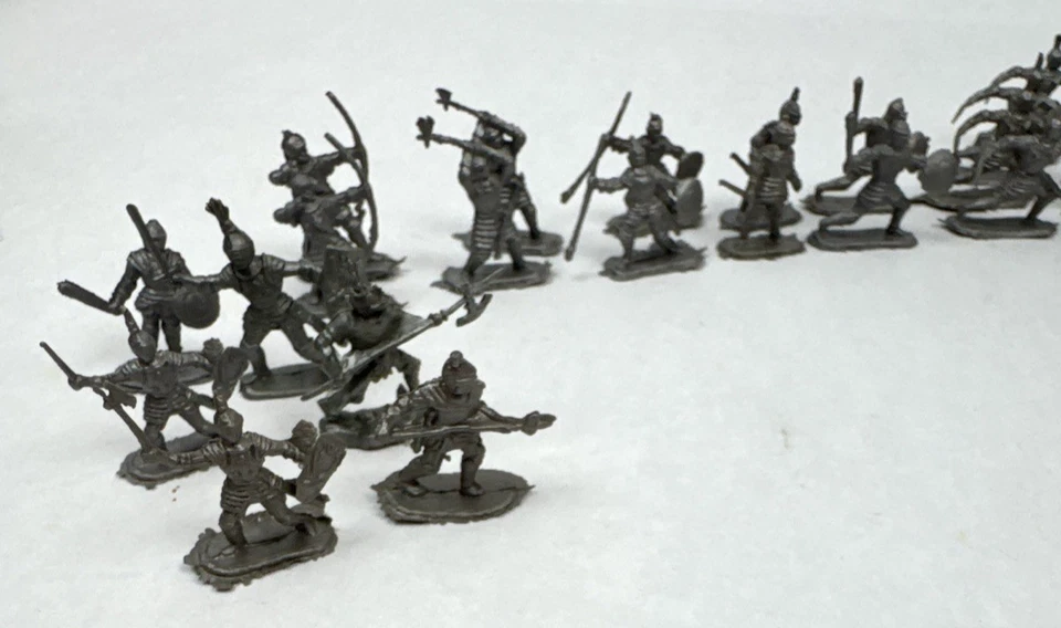 Vintage 1960s Giant Toys Knights 1/72 HO Plastic Figures Soldiers Black Silver - Image 2 of 4