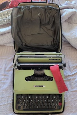 Olivetti Lettera 22 Reiseschreibmaschine mit Transportkoffer (Koffer inkl.)