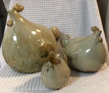 JUEGO DE 3 FAMILIA DE POLLOS GALLO REDONDO GRASA CERÁMICA ESMALTADA DECORACIÓN GRANJA