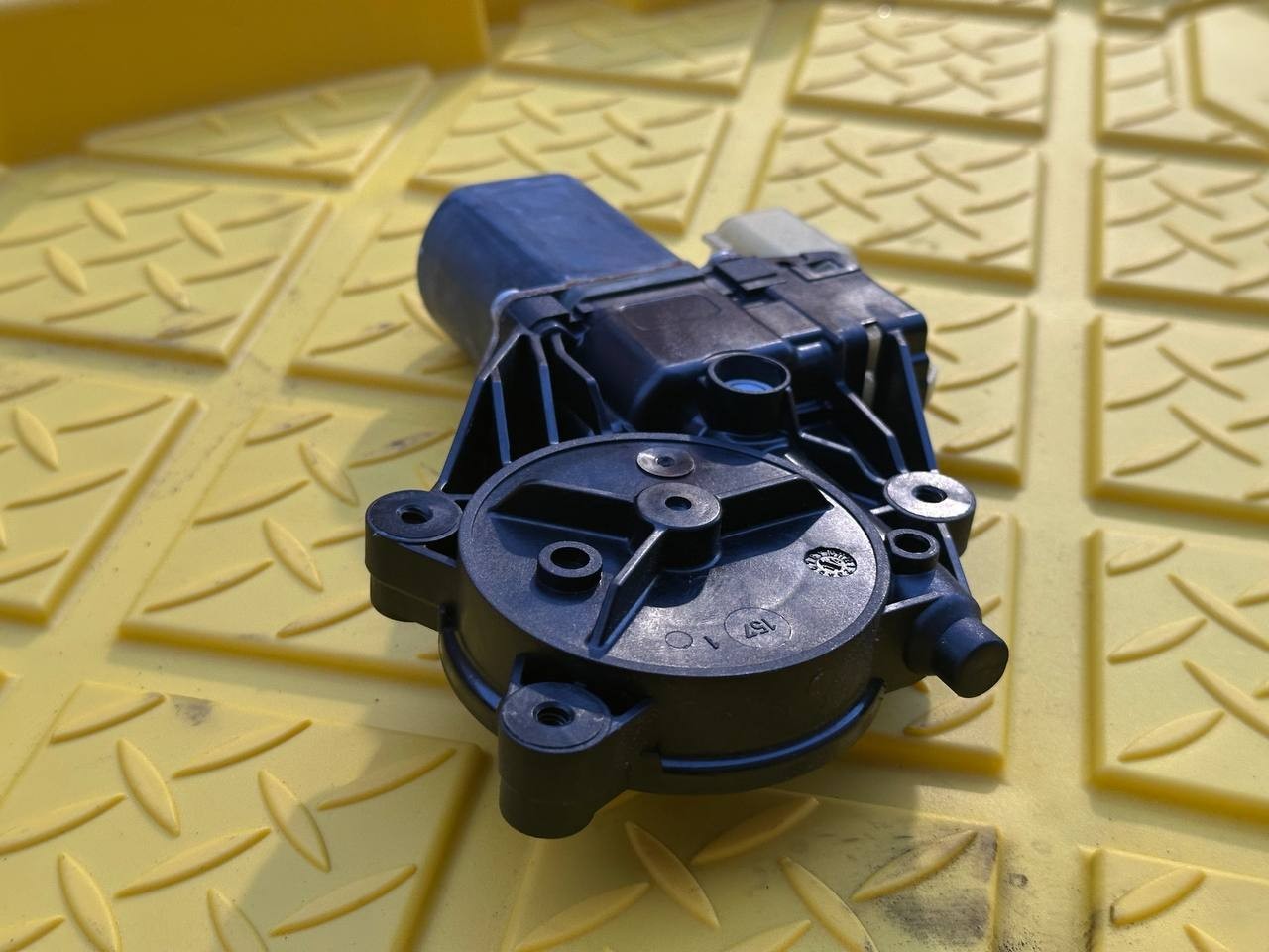 Maserati Ghibli 2017 OEM Right Front or Rear Door Window Regulator Motor