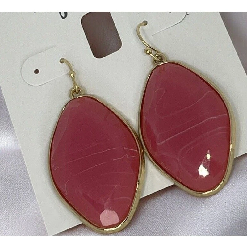 Pendientes colgantes de piedras sintéticas en tono dorado estilo llamativo intrincado brillante elegante Foto 3 de 4