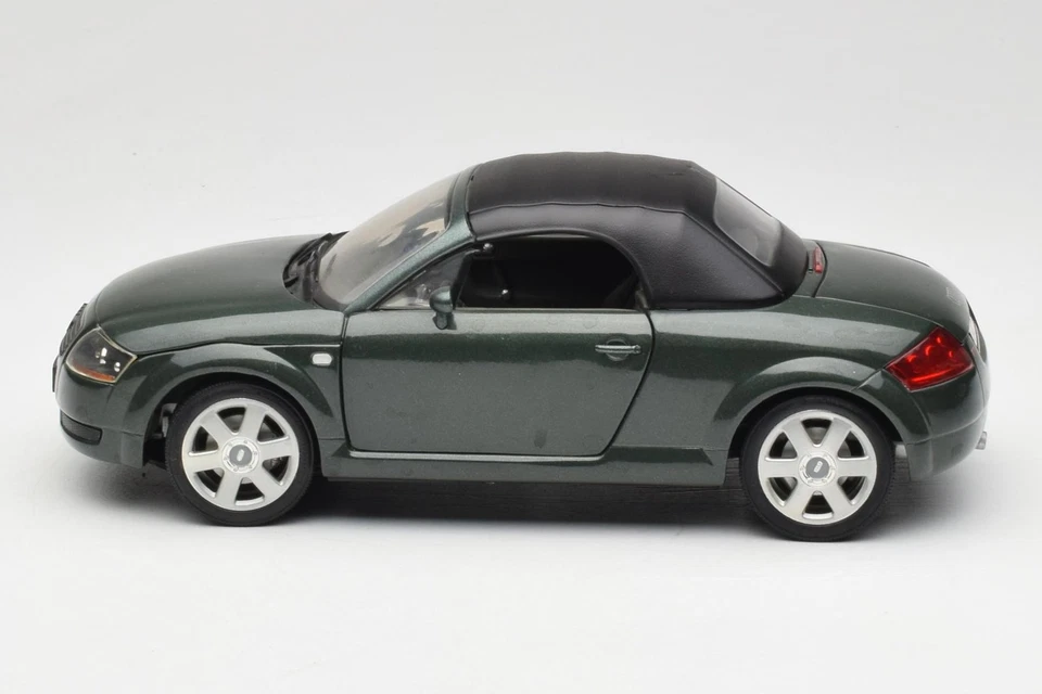 08979 Audi TT Roadster Green Revell 1/18 - Immagine 4 di 4