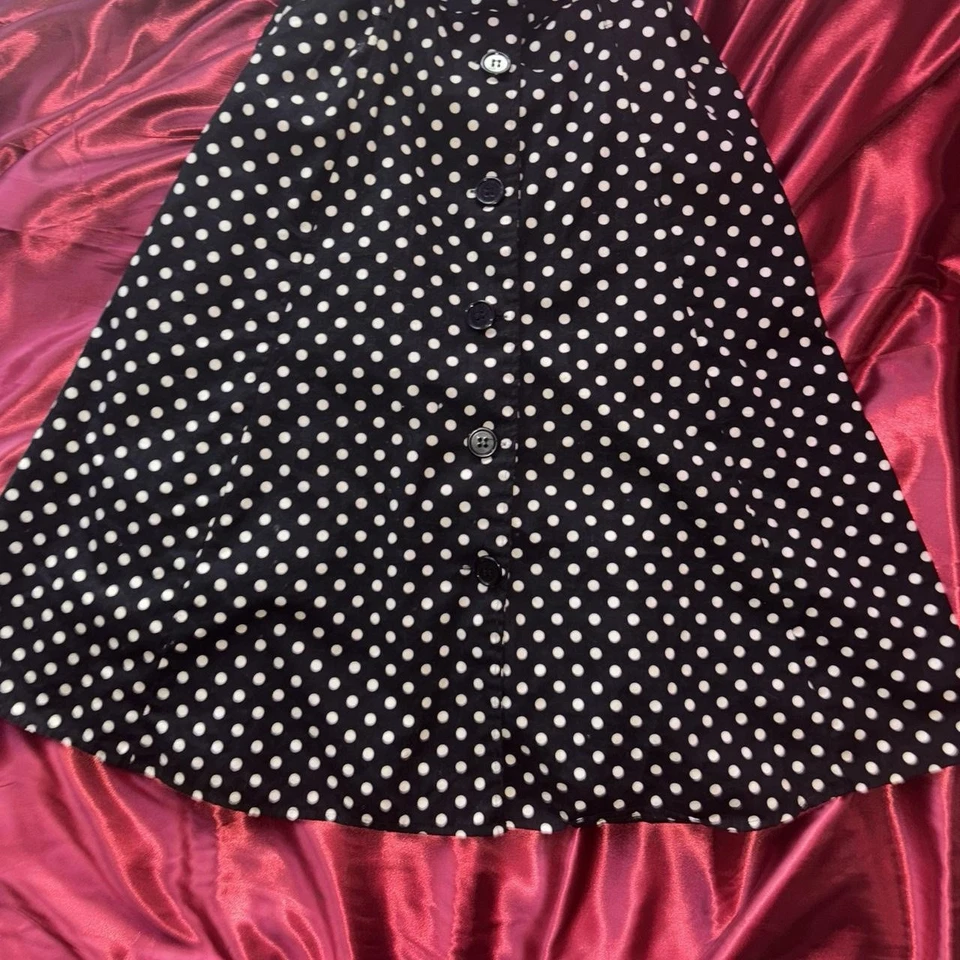 Vestido midi Mlle Gabrielle blanco y negro a lunares calce y acampanado estilo años 50 Foto 2 de 3