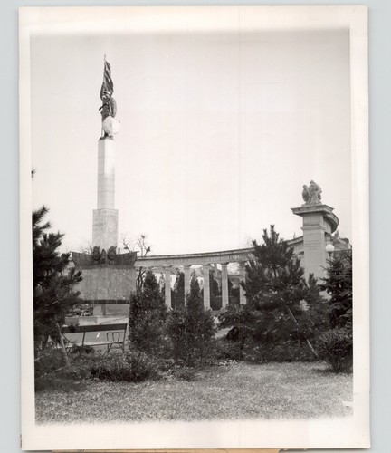 Soldados Rusos Monumento de la Posguerra Viena AUSTRIA Vintage 1946 Foto de Prensa - Imagen 1 de 2