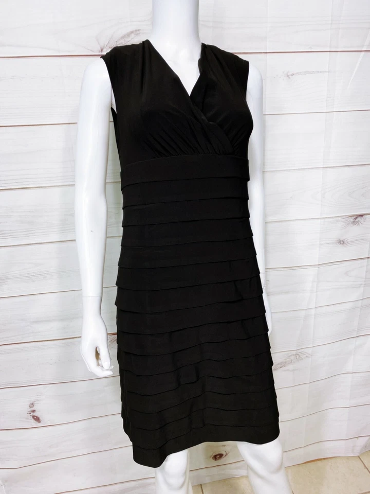 Vestido feminino American Living com babado em camadas 14 preto gola V sem mangas zíper nas costas - Imagem 2 de 4