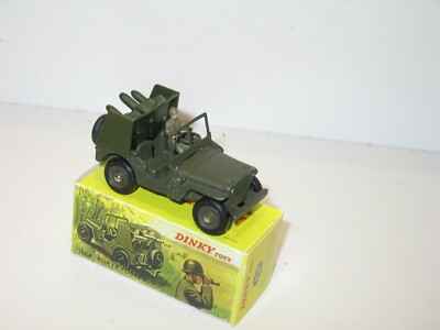 DINKY TOYS, JEEP militaire +pilote plastic et canon sans recul en bon