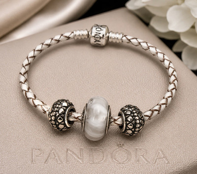 Original Pandora Geflochtenes Champagner Leder Armband mit 3 Charms Sterling 925