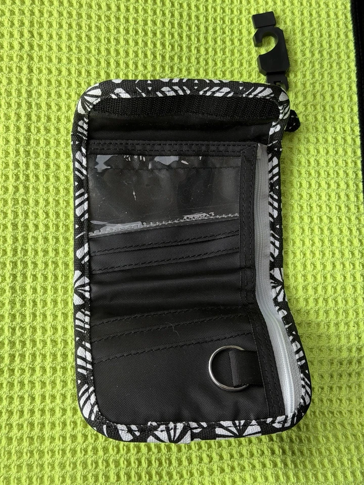 Carteira Kavu Wally nova sem etiquetas preta e branca - Imagem 3 de 3