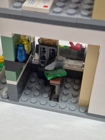 LEGO CREATOR 3in1: Toy & Grocery Shop (31036)-NOT Complete. Missing pieces.