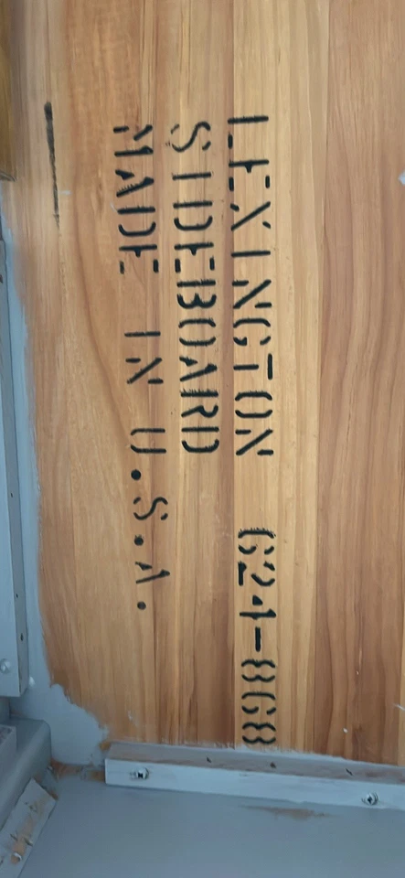 Elegant Simple Lexington Side Board Made Of Pine In Excellent Condition. - Image 4 of 4