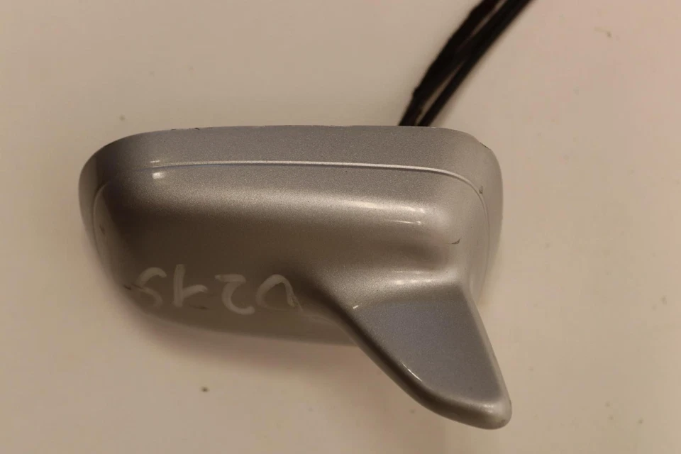 AUDI A4 2009-2012 ANTENA ALETA DE TIBURÓN MONTADA EN TECHO CON CABLE OEM Foto 4 de 4