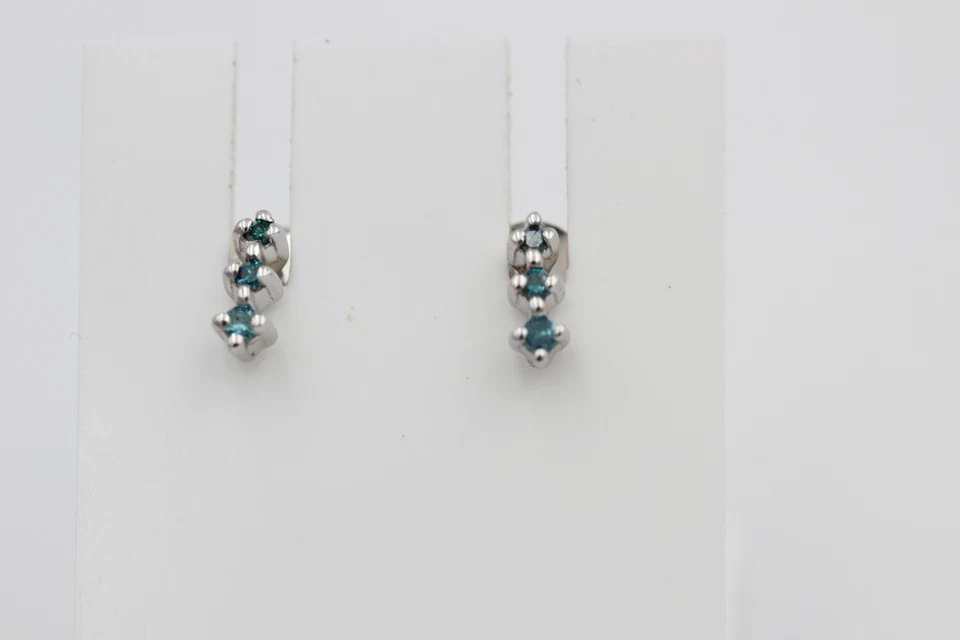 Eleganti Orecchini In Argento 925 Con Diamante Blu Di 0,05 Carati I2 - I3 - Immagine 2 di 4