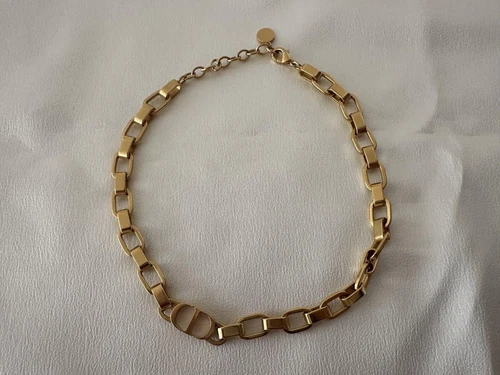 Collier chaîne dorée Dior excellent état pas de rayuresbijoux élégants