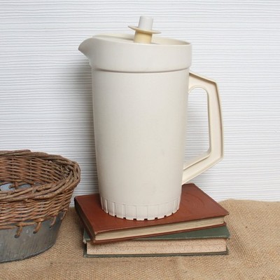 Vintage Tupperware Kanne mit Vakuumverschluss Deckel.  Luftdicht & Auslaufsicher.