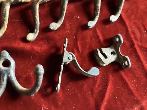 13 alte antike kleine Gusseisen 1-1/2" Haken + 3 Bonus Teile - Bild 3 von 6