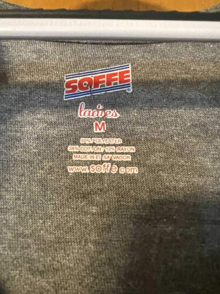 Camisa Soffe Damas Oklahoma State Cuello en V Manga Corta Usada Foto 4 de 4