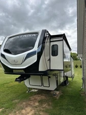 2022 5th Wheel Keystone High Country 295RL, 3 large slides, premium condition