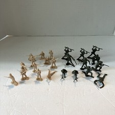 Lot of 23 Plastic Army Men 2 inch Many Different Positions