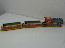 Vintage Wind-Up Train Engine 978 2 Gondola Cars, Litho Tin w/Wood Wheels