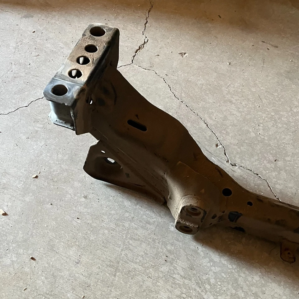 Nissan 350Z G35 2003-2008 base de motor delantero travesaño submarco OEM Foto 2 de 4