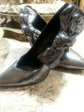 quavissa pointy toe bow pumps