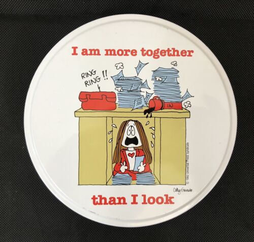 1982 Cathy Guisewite "I Am More Together Than I Look!" The Tin Box Company - Foto 1 di 6