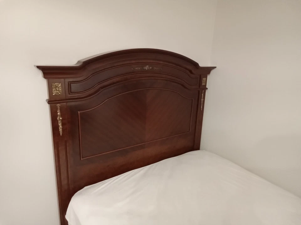 Impresionante juego de dormitorio estilo antiguo de caoba - armario ornamentado + cabecero a juego Foto 3 de 4