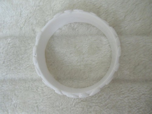 Pulsera Brazalete De Gran Resina Blanco Tallada Grabado Retro Vintage Tiki Pinup - Imagen 4 de 4
