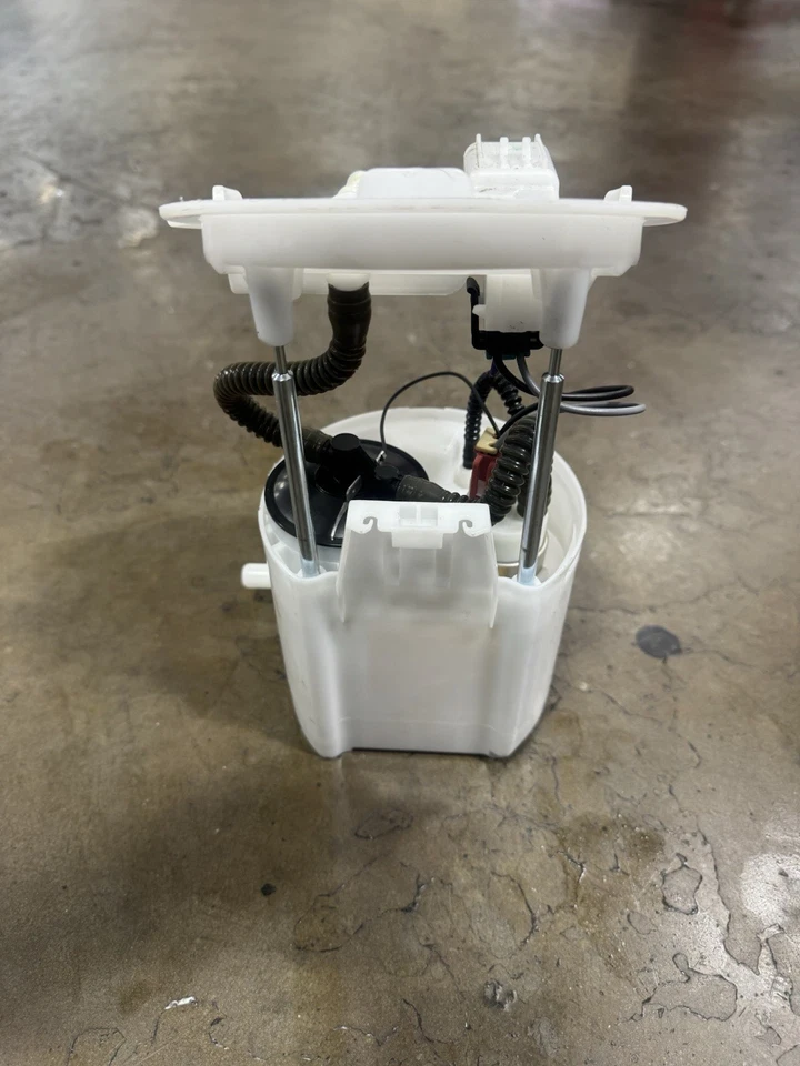 Unidad transmisora de bomba de combustible izquierda para conductor Ford Mustang GT S650 2024-2025 lado izquierdo OEM Foto 4 de 4