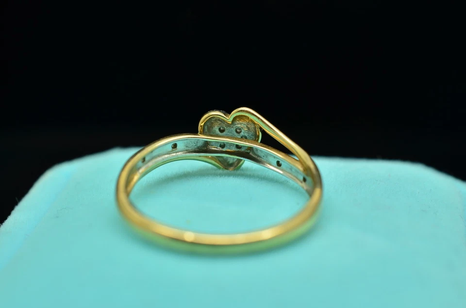 10k Yellow Gold tiny diamond heart design ring band size 6.75 - Image 4 of 4
