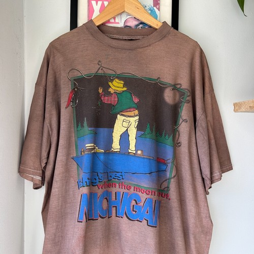 VINTAGE anni 90 | Maglietta Michigan Cartoon Fishing Over Dyed Marrone Tg XL - Foto 2 di 8