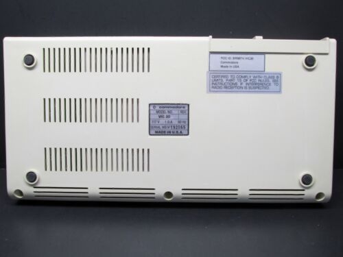 Commodore VIC 20 Computer mit Netzteil, schaltet ein / schaltet ein - Bild 10 von 14