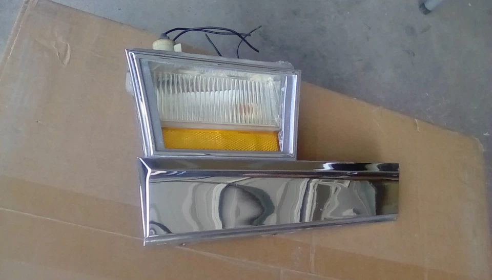 Buick Riviera 1983 guardabarros moldura inferior con pequeña luz pasajero derecho fabricante original  Foto 3 de 4