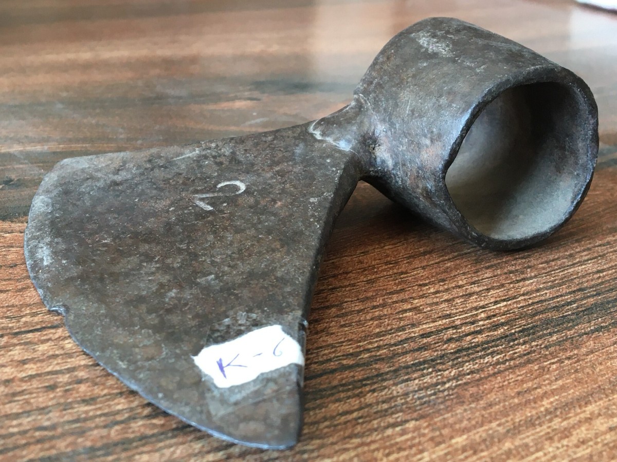 Ancien outil de coupe de bois vintage en fer rustique forgé à