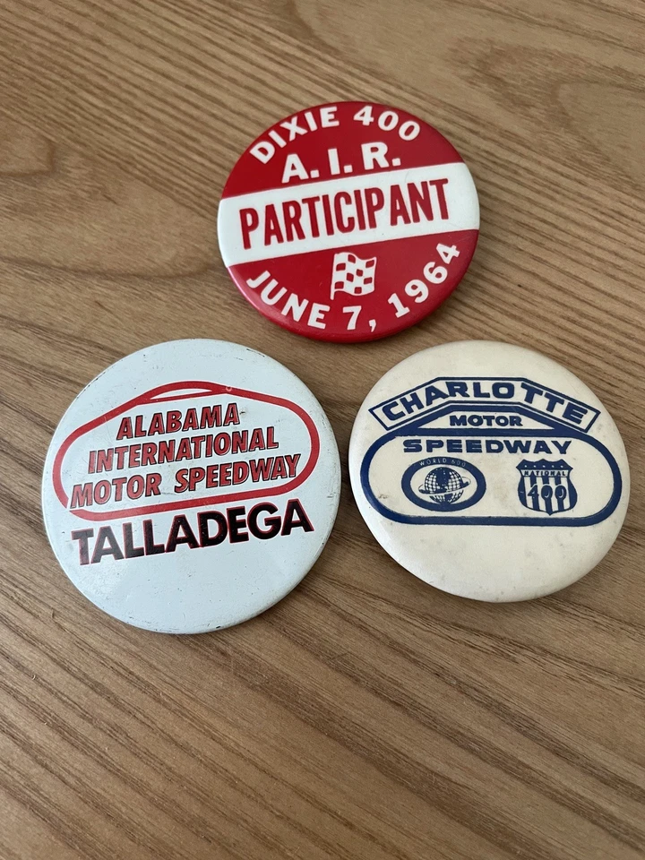 🔥Lote de colección 1964 Talladega Charlotte Atlanta Speedway botón pin pequeño NASCAR Foto 2 de 2