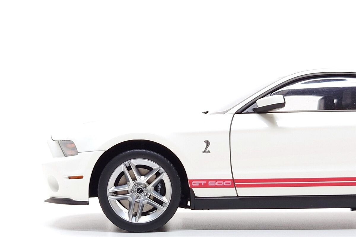 AUTOart 1:18 Ford Mustang Shelby GT500 in Performance White AUTOart 1:18 Ford Mustang Shelby GT500 in Performance White