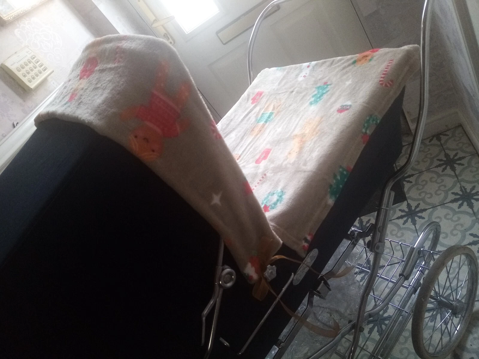 Cappuccio Coach costruito Pram pelliccia e coperta abbinati pan di zenzero uomo tema natalizio