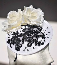 Weiß Schwarz Rose Blume Untertasse Scheibe Hut Fascinator Kopfschmuck Ascot Rennen Hochzeit