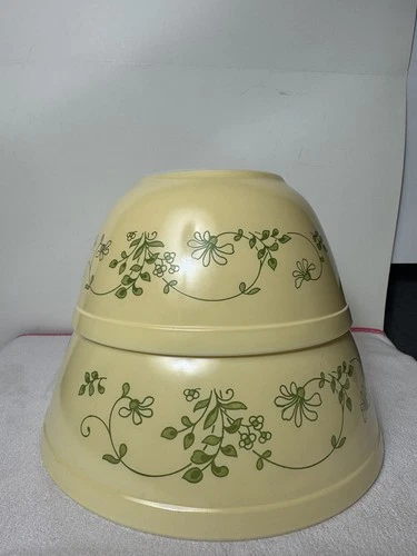Set of (2) Pyrex "Shenandoah" (#402, 403) Yellow Mixing Bowls-Green Daisy Floral