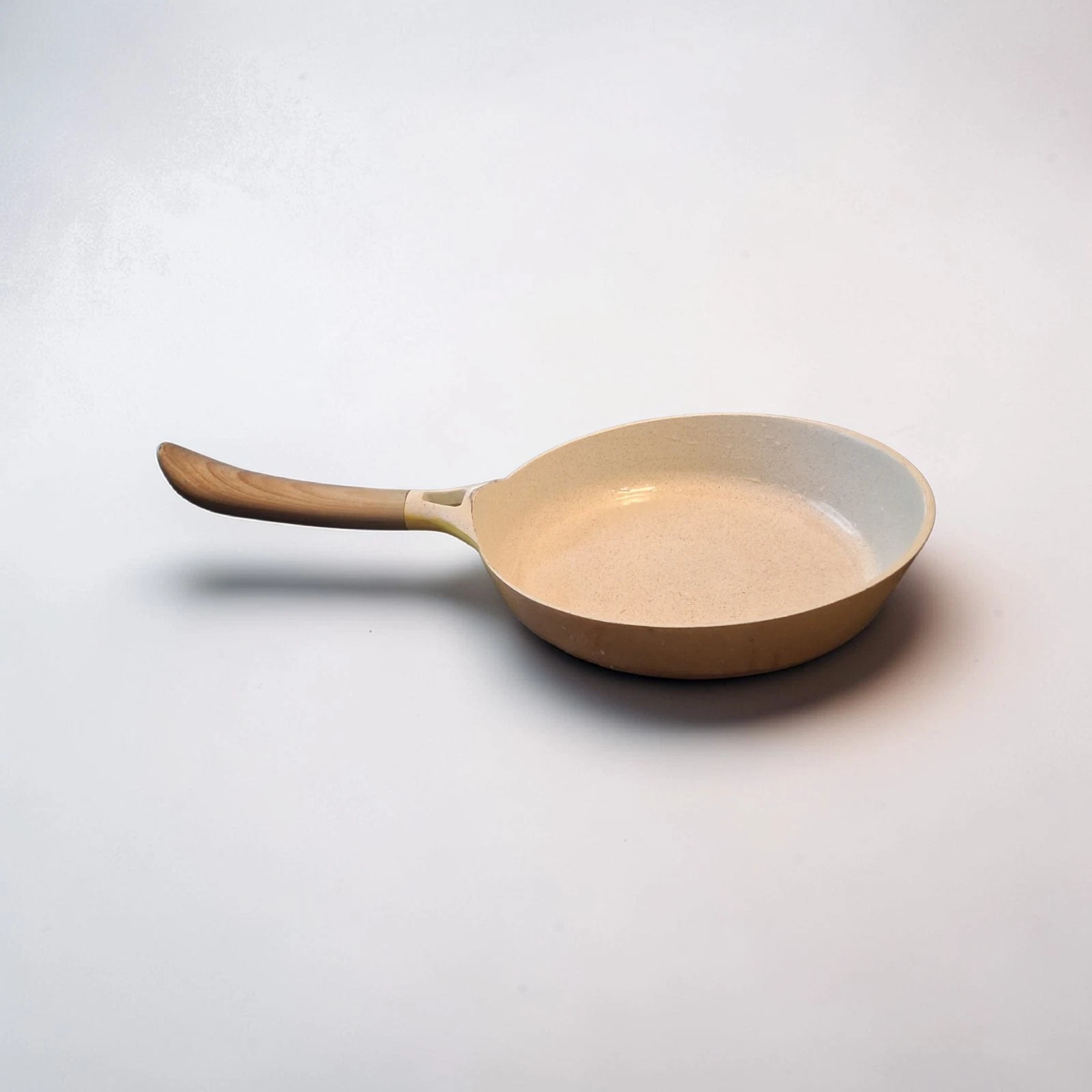 Vremi Yellow, non-stick ceramic frying pan featuring a wooden grain handle 10.5"