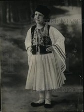 1925 Press Photo Nimet Yousry Pasha in Native Egyptian Costume - neo17592