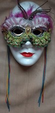 Maschera veneziana da appendere in ceramica porcellanata e decorata.
