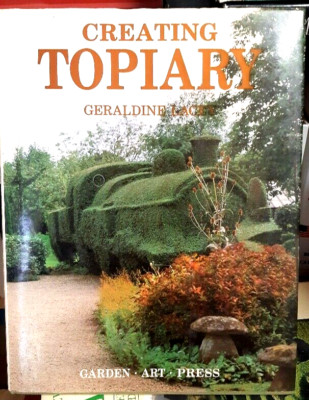 CREATING TOPIARY - LACEY - TESTO IN INGLESE -  FOTO A COLORI E BIANCO E NERO