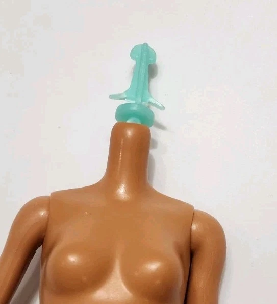 MUÑECA BARBIE DESNUDA SOLO PIERNA PROSTÉTICA MODERNA HISPANA AA PARA REPUESTO ROBLE Foto 2 de 4