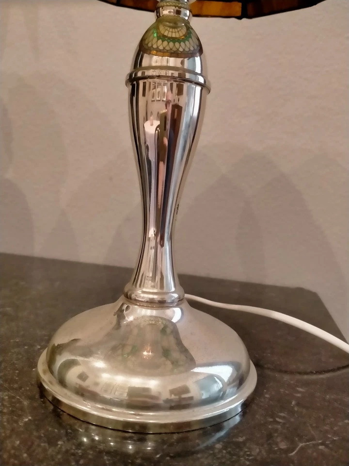 Lampada da Tavolo Stile Tiffany in Argento 925 con Paralume in Vetro Colorato - Immagine 3 di 4
