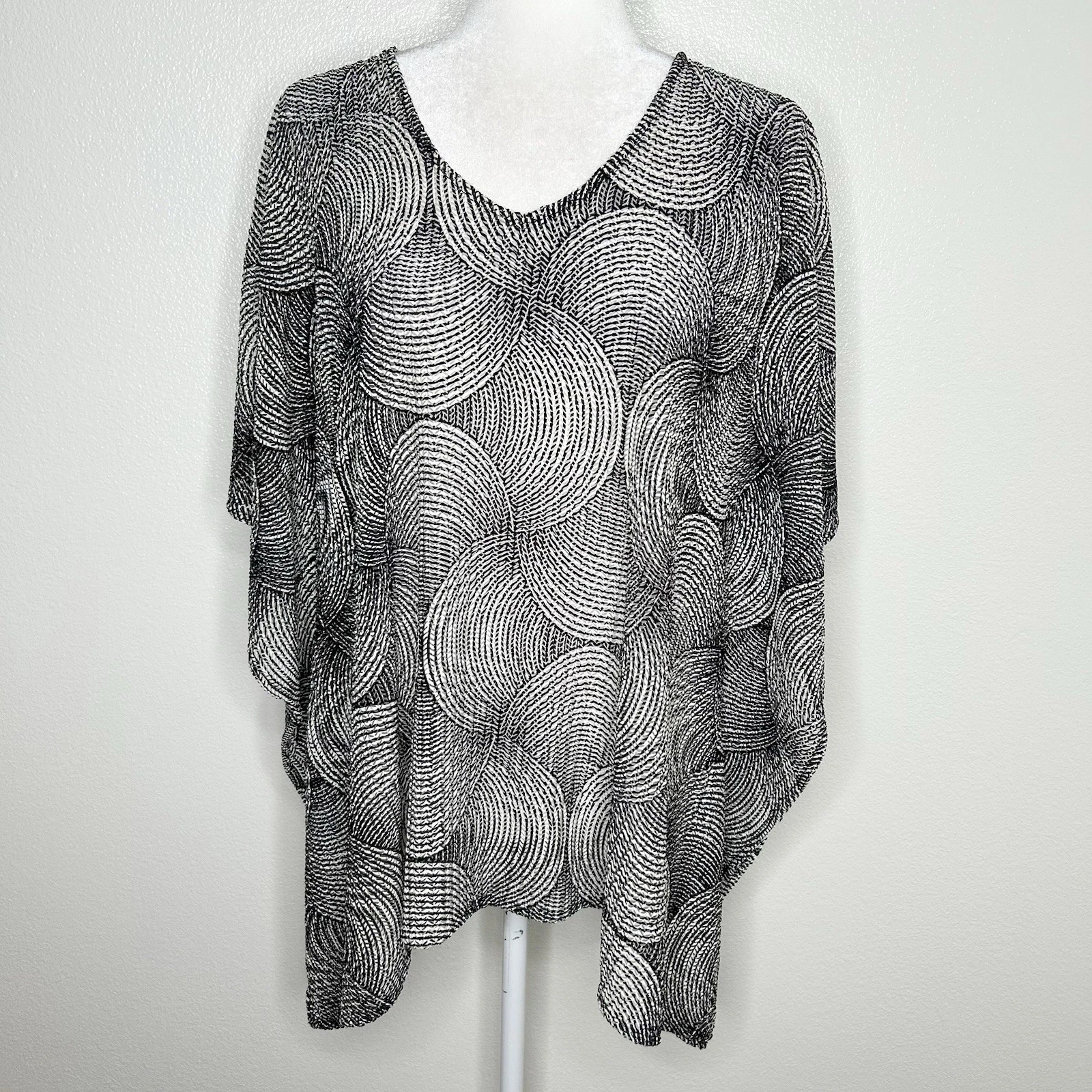 Chicos Womens Black & White Patterned Relaxed Poncho Style Top Size S/M EUC