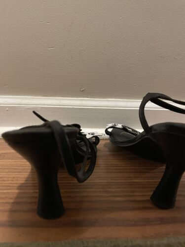 VINTAGE B&W FLORAL LEATHER STRAPPY SANDALS HEALS SIZE 8.5 - Picture 3 of 4